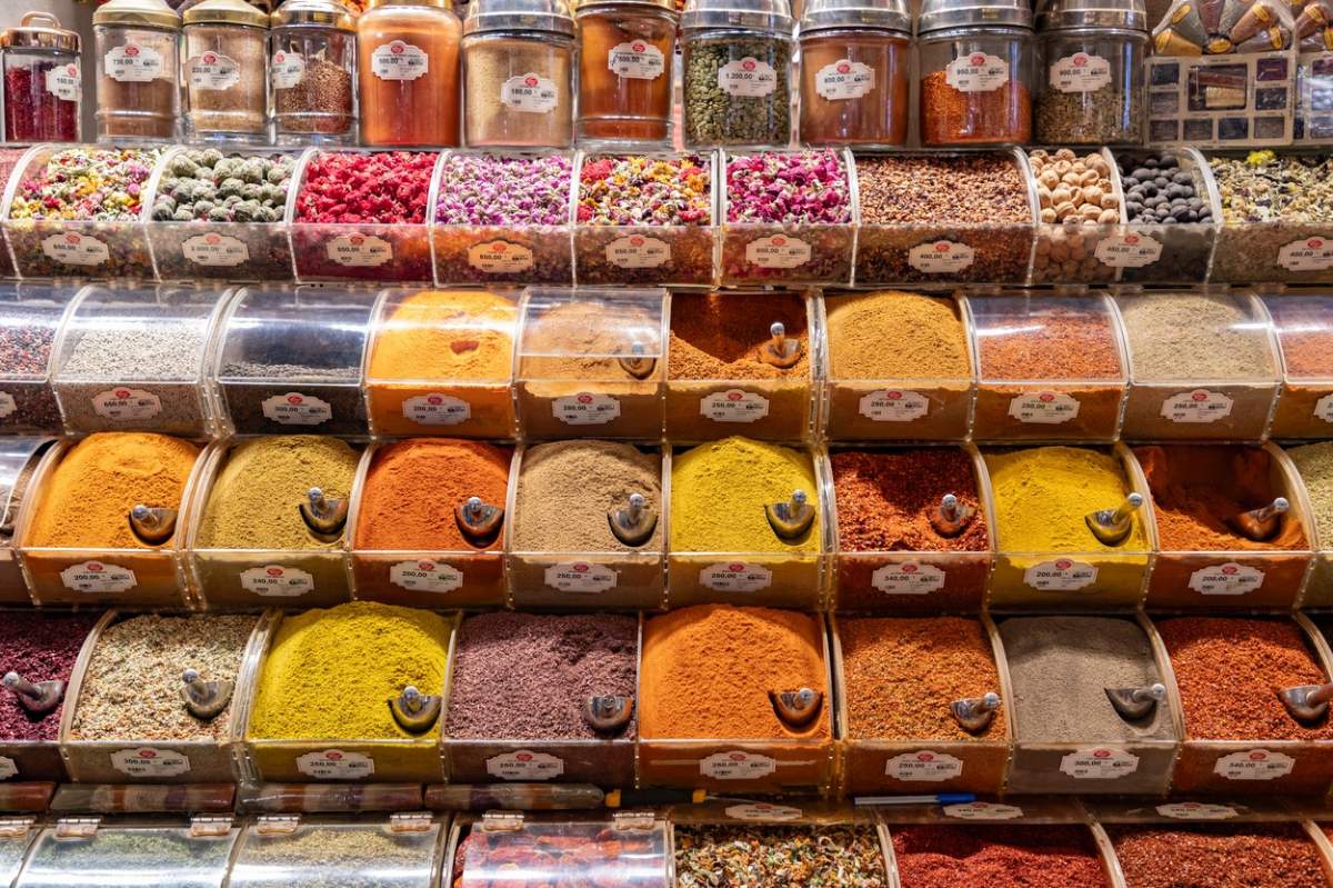 O poză cu condimentele vândute în interiorul Bazarului Egiptean sau al Mirodeniilor, din Istanbul.