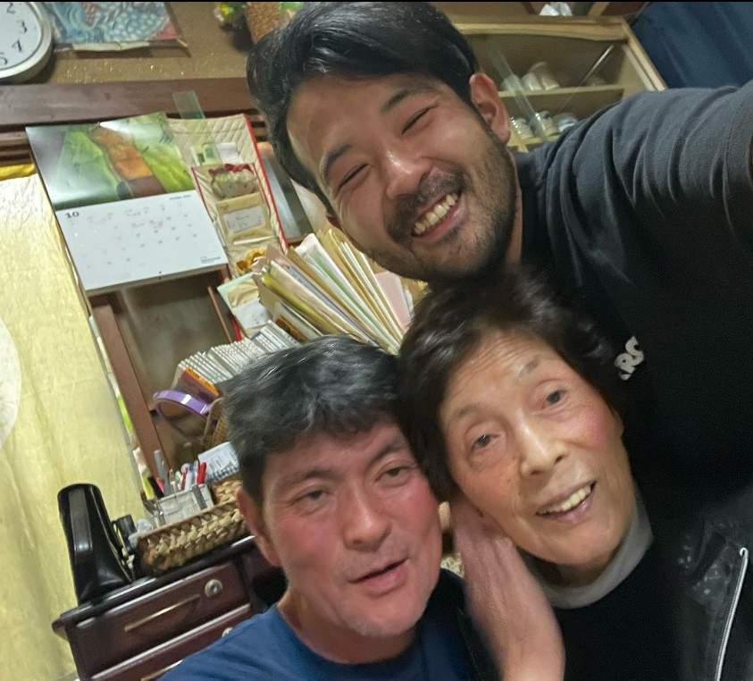 Rikito Watanabe se întoarce în Japonia, la două săptămâni după ce și-a pierdut mama. Asistentul de la „Chefi la cuțite”, nerăbdător să își revadă bunica / FOTO