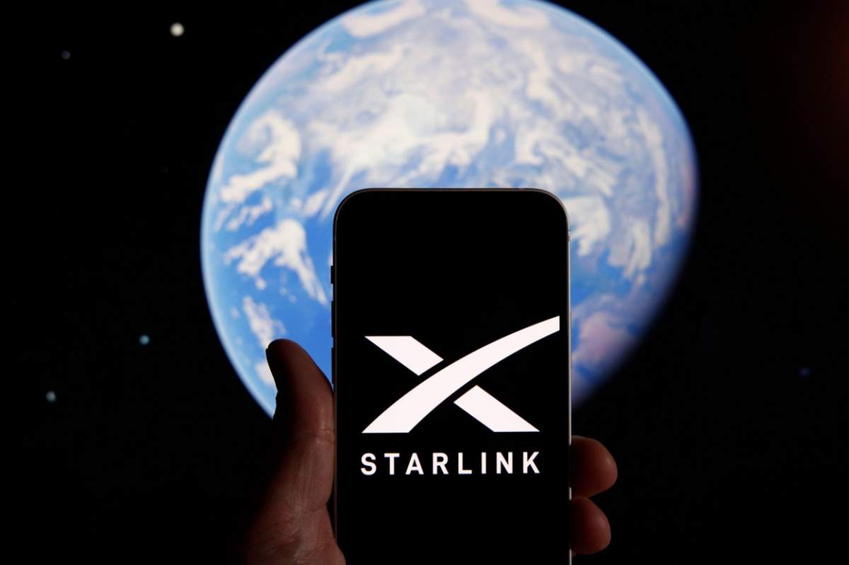 Sigla Starlink este văzută pe un dispozitiv mobil cu o ilustrare grafică a planetei Pământ în această fotografie ilustrativă din Varșovia, Polonia, pe 21 septembrie