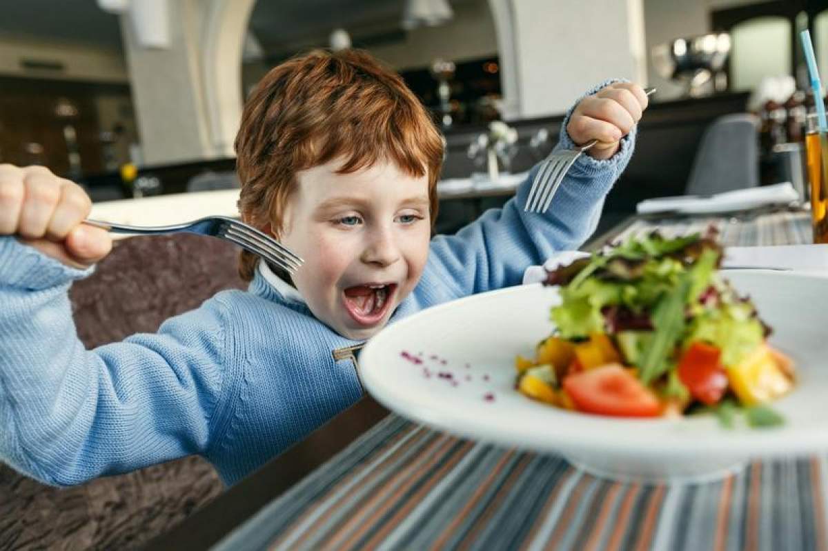 copil care mananca o salata