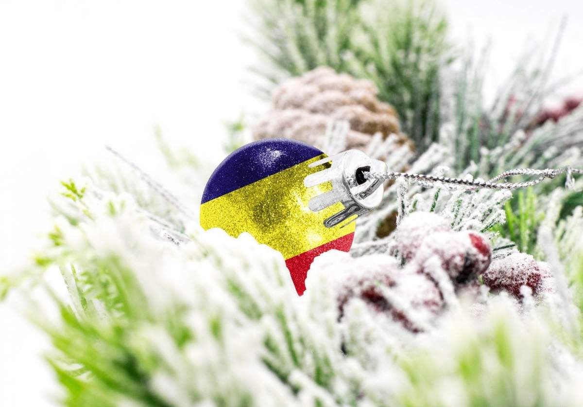 Fundal colorat de Anul Nou cu o minge pe care este înfățișat steagul României. Conceptul de vacanță de Anul Nou și Crăciun.