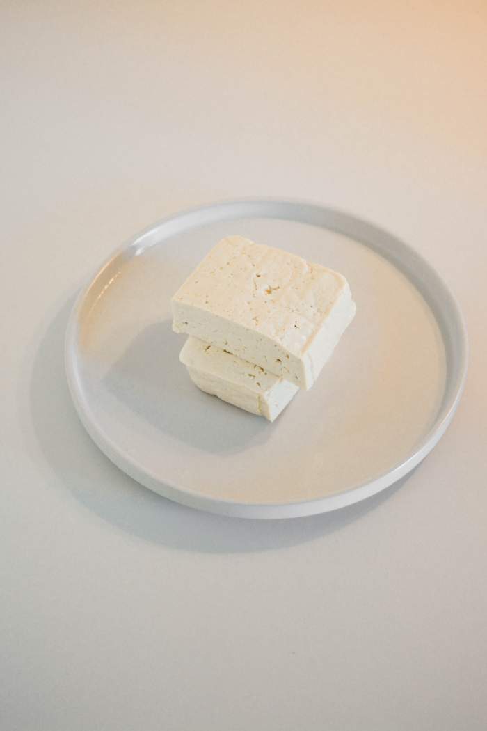 brânză tofu pe farfurie.