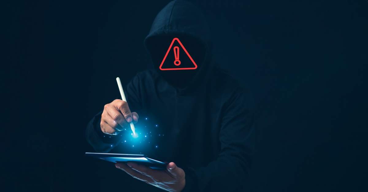 Hackerii lucrează pe laptopuri în întuneric. Conceptul de informare