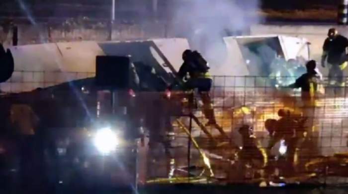 Zeci de persoane au murit după ce autobuzul în care se aflau a căzut de pe un pod și a luat foc