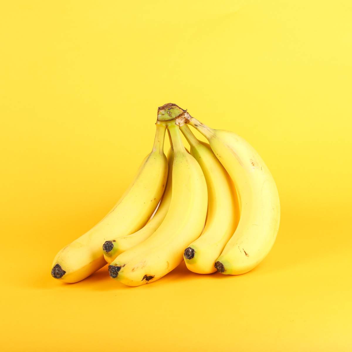 cinci banane pe un fundal galben