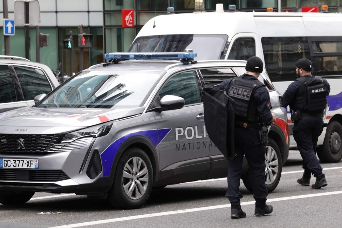 polițiști în Paris după amenințările femeii
