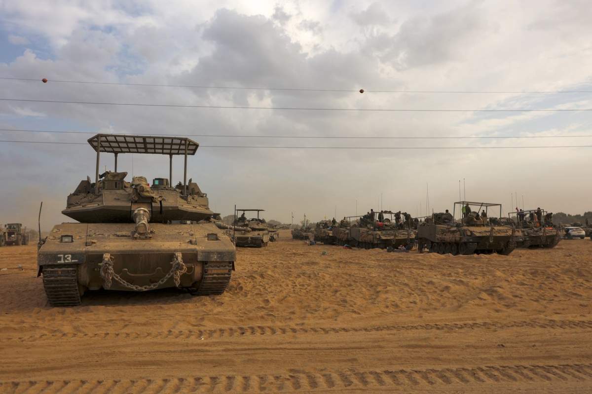 Vehicule blindate israeliene se adună în apropierea graniței cu Gaza înainte de a intra în enclava palestiniană pe 31 octombrie 2023