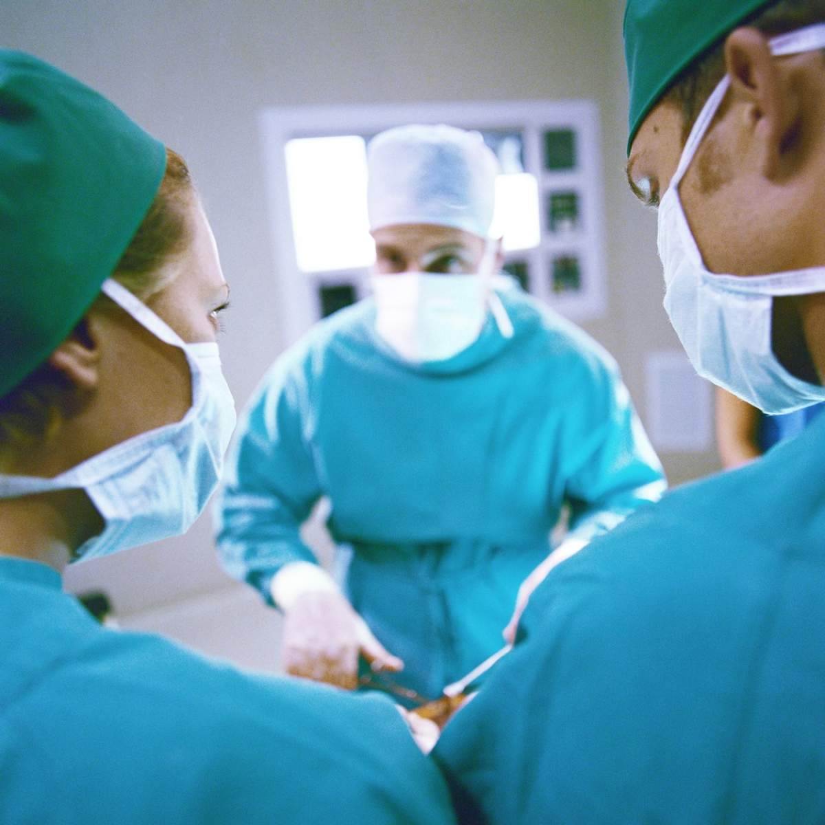 Trei medici într-o sală de operație