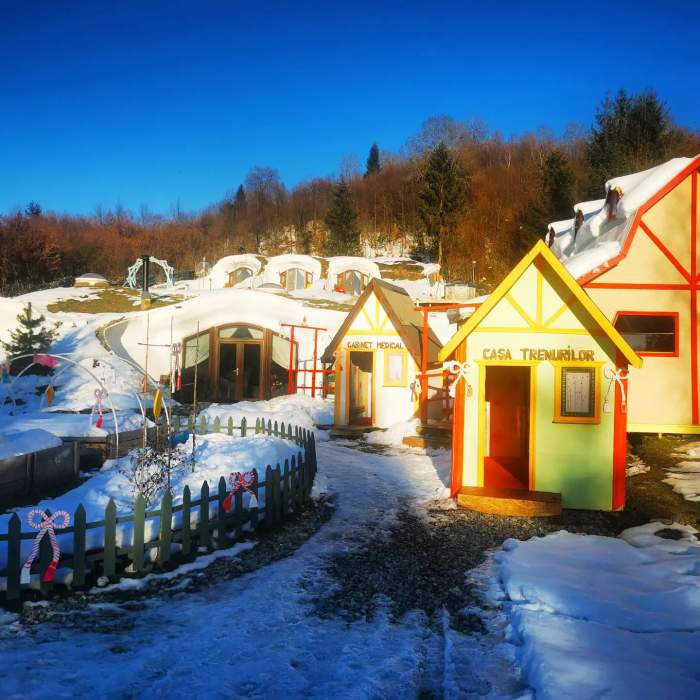 Locul din România unde găsești căsuțele din Hobbit. Este o zonă de poveste în țara noastră / FOTO