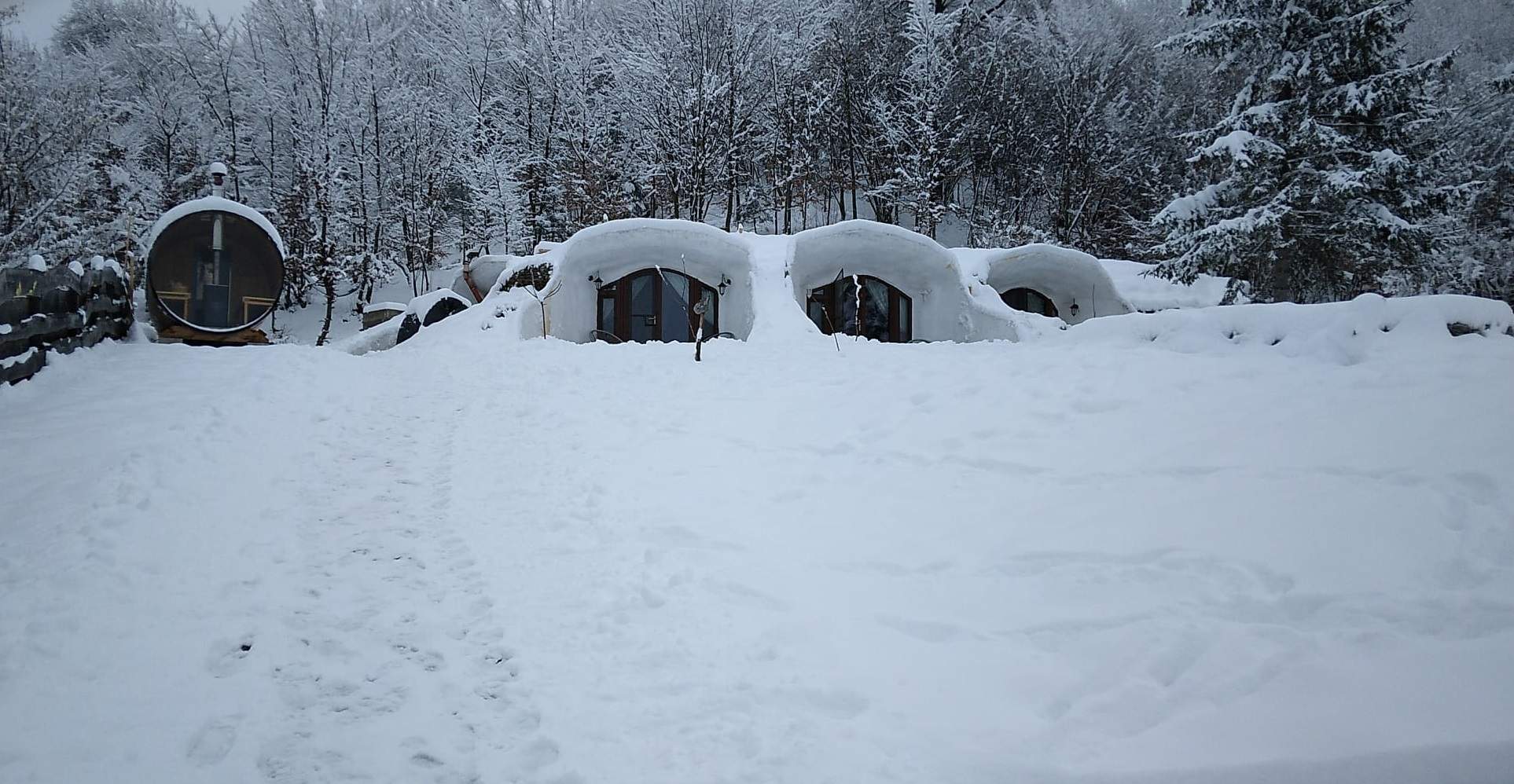 Locul din România unde găsești căsuțele din Hobbit. Este o zonă de poveste în țara noastră / FOTO