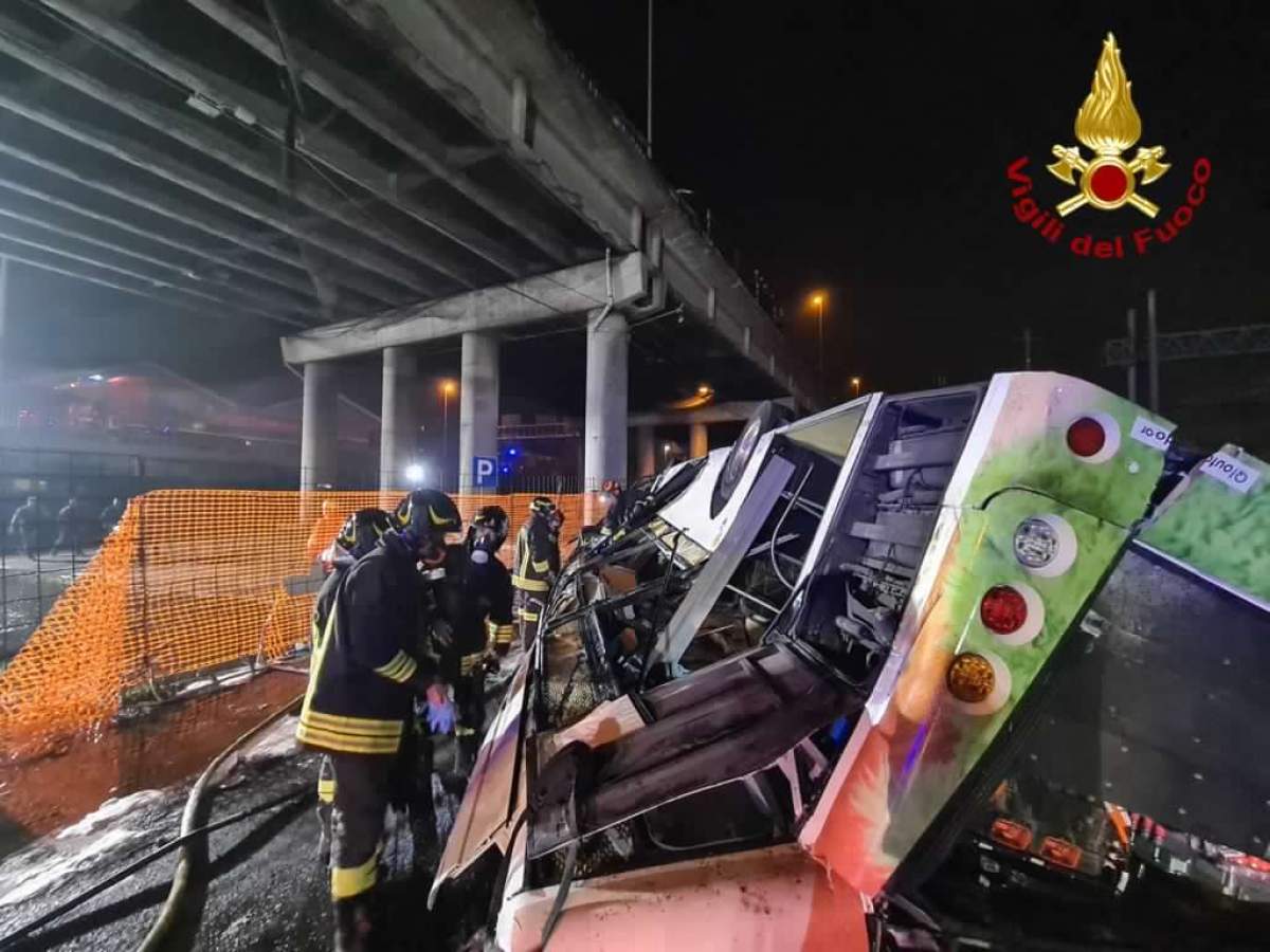 un autocar căzut de pe pod în Italia.