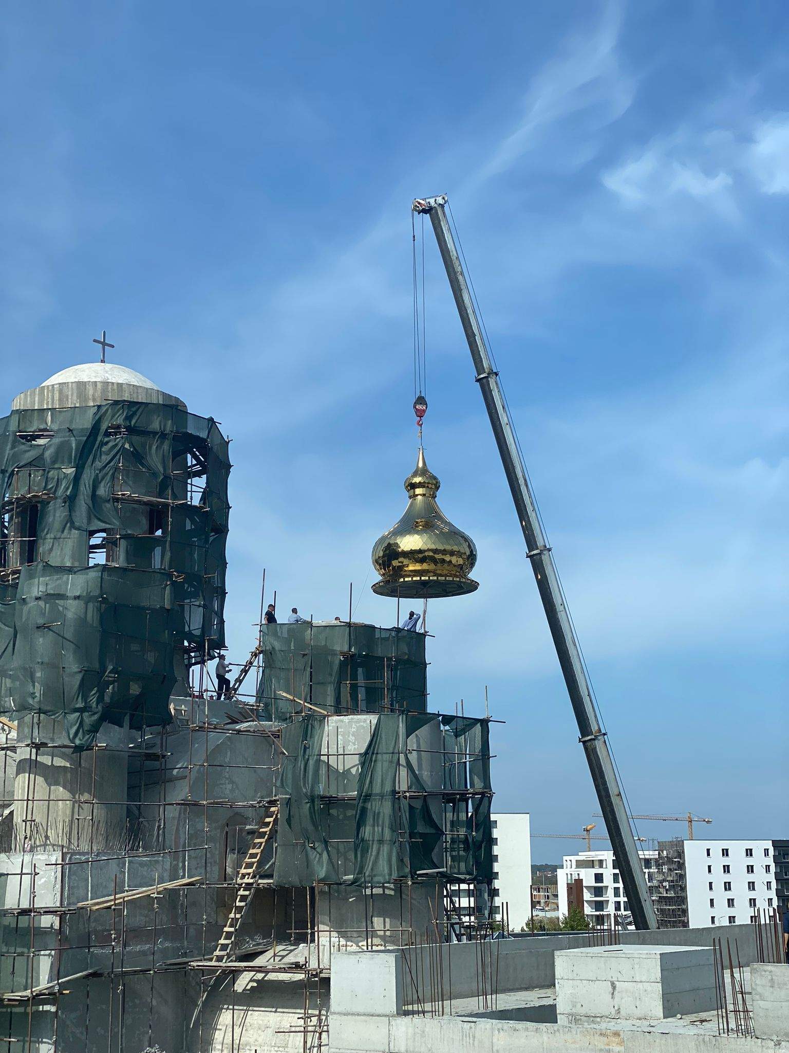 Cum arată noua biserică pe care Gigi Becali o construiește în Pipera. Imagini uimitoare cu turla suflată cu aur / VIDEO