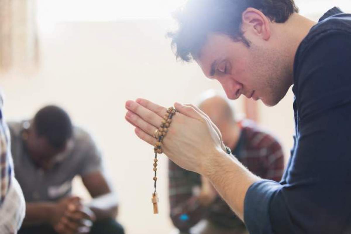 Un tânăr care se roagă