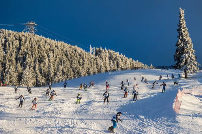 turiști pe pârtie în Poiana Brașov.