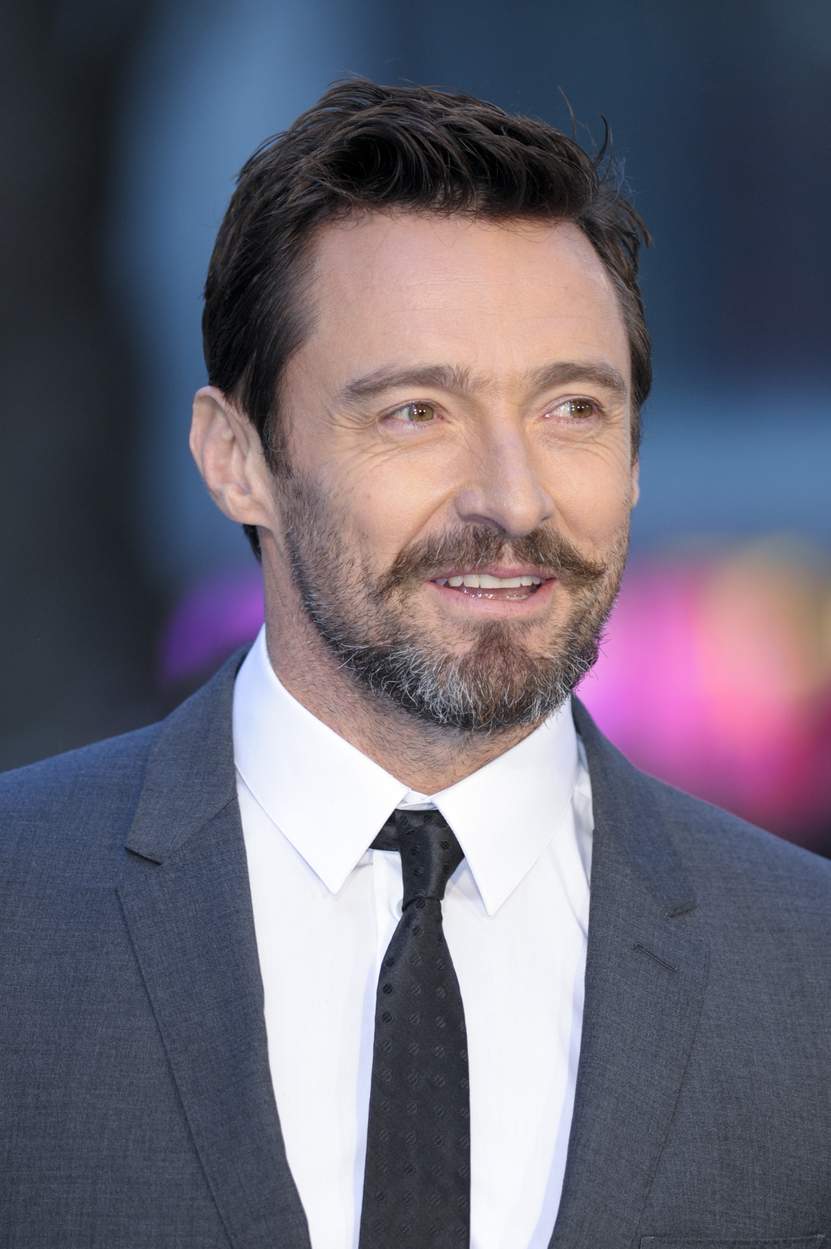 Hugh Jackman îmbrăcat într-un costum