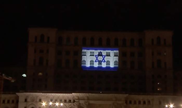Luni seară, steagul statului Israel este proiectat pe clădirea Parlamentului României.