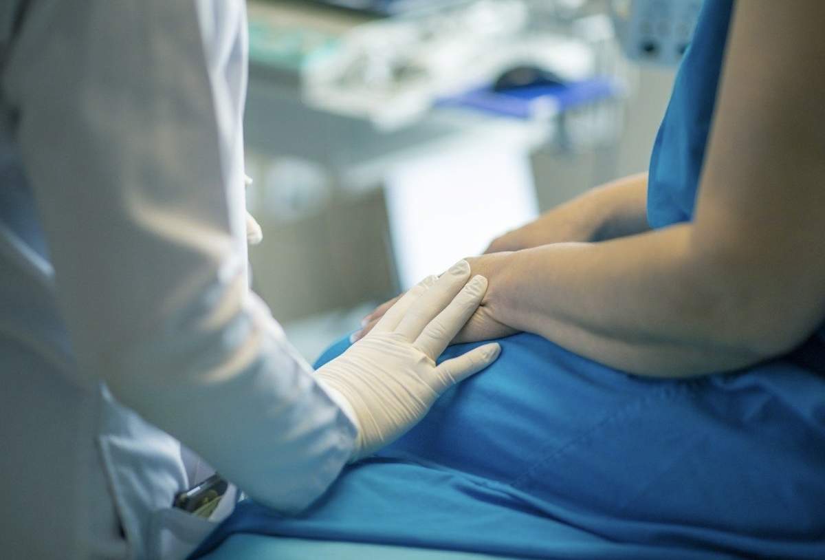Medic cu pacient Concediul medical pentru COVID-19 va fi plătit doar 75%