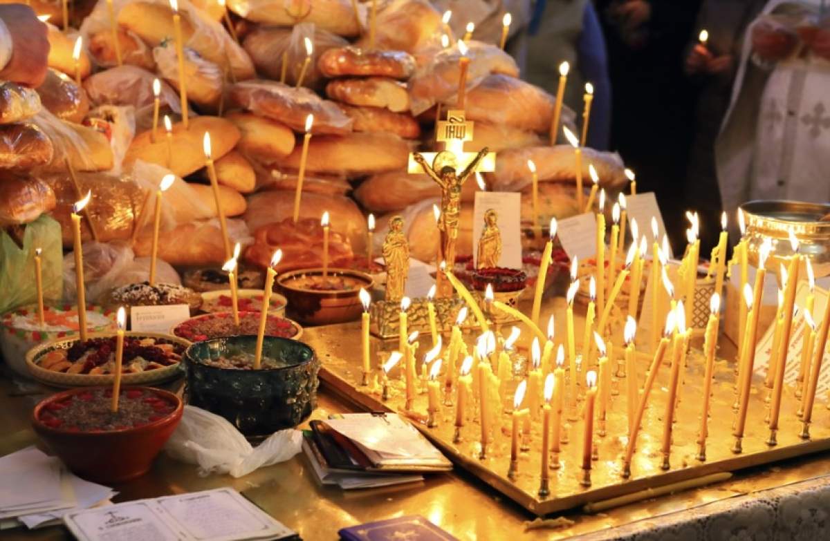 Alimente in Biserica la sfințit De Moșii de Toamnă 2023 credincioșii împart alimente oamenilor