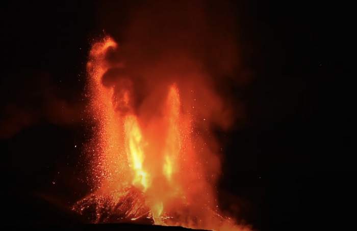 Vulcanul Etna din Sicilia a erupt