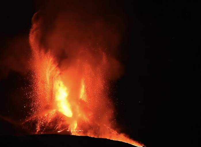 Vulcanul Etna din Sicilia, din Italia a erupt