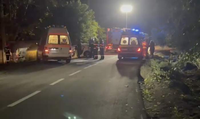 O mașină în care se aflau doi tineri a ieșit de pe șosea și s-a izbit de un copac