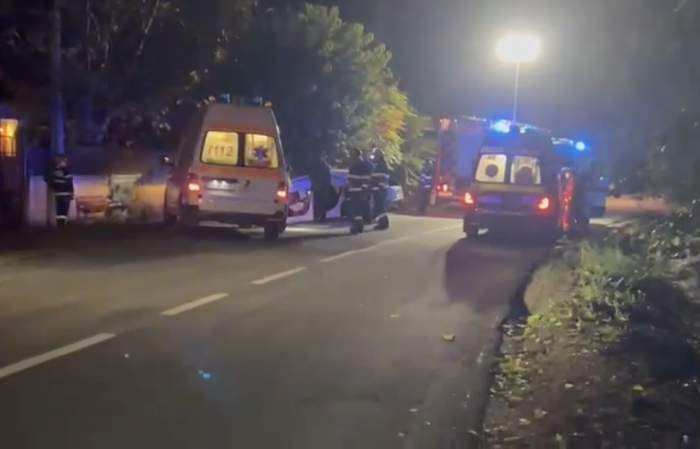 O mașină în care se aflau doi tineri a ieșit de pe șosea și s-a izbit de un copac