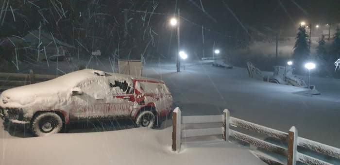 Zăpadă a făcut prăpăd în mai multe stațiuni montane preferate de români