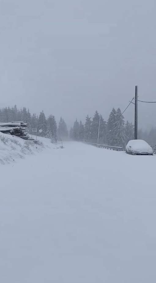 Zăpadă a făcut prăpăd în mai multe stațiuni montane preferate de români