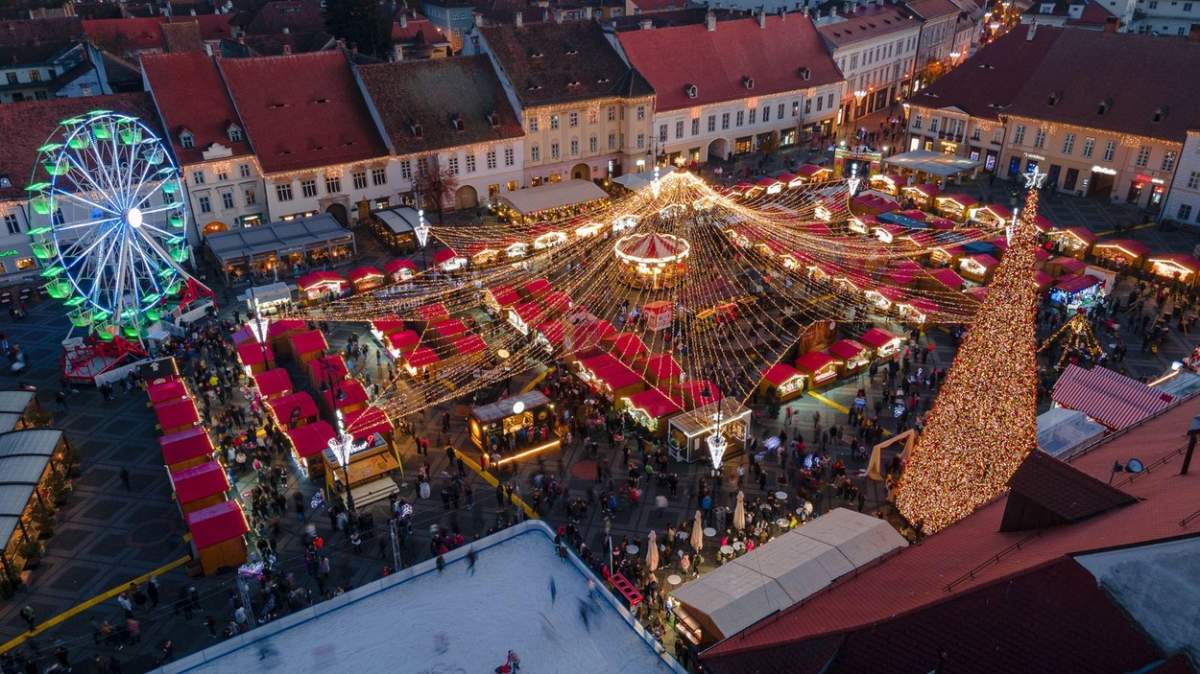 Fotografie de peisaj din centrul orașului Sibiu cu Târgul de Crăciun