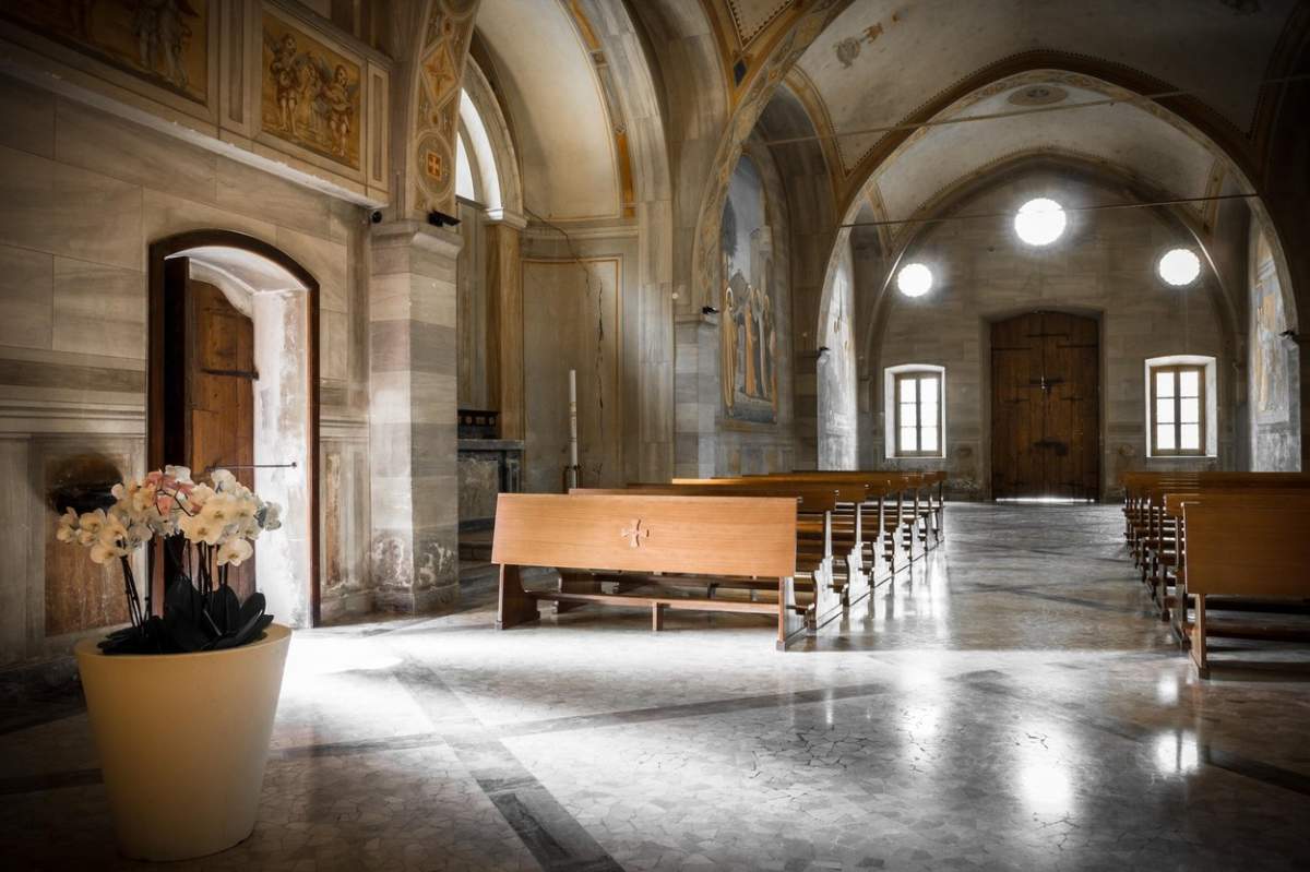 interiorul unei biserici din Italia.