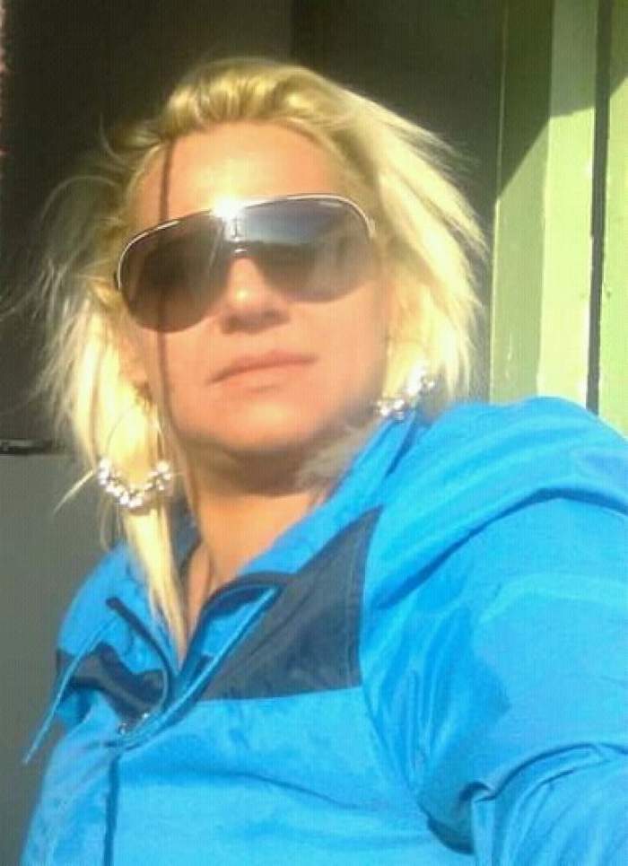 imagine cu nikita în timp ce poarta ochelari de soare