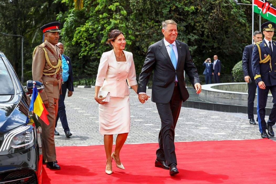 Ținuta aleasă de Carmen Iohannis în vizita oficială din Kenya. Prima Doamnă a României a strălucit în vestimentația aleasă / FOTO