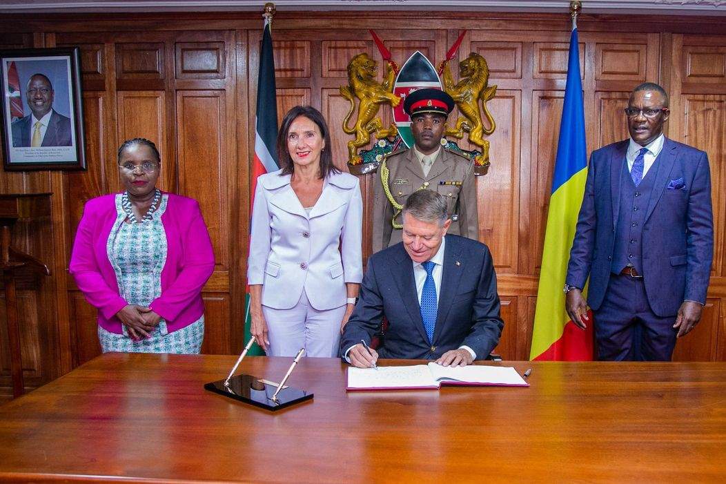 Ținuta aleasă de Carmen Iohannis în vizita oficială din Kenya. Prima Doamnă a României a strălucit în vestimentația aleasă / FOTO