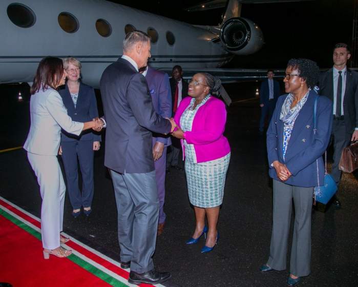 Ținuta aleasă de Carmen Iohannis în vizita oficială din Kenya. Prima Doamnă a României a strălucit în vestimentația aleasă / FOTO