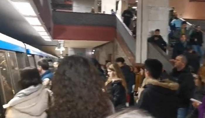 oameni la metrou miercuri dimineață