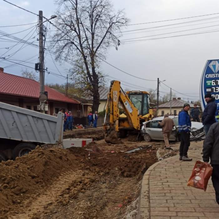 Accident cumplit în județul Botoșani, după ce o basculantă, un buldoescavator și două mașini s-au ciocnit. Au fost distruse gardul și peretele unei case / FOTO