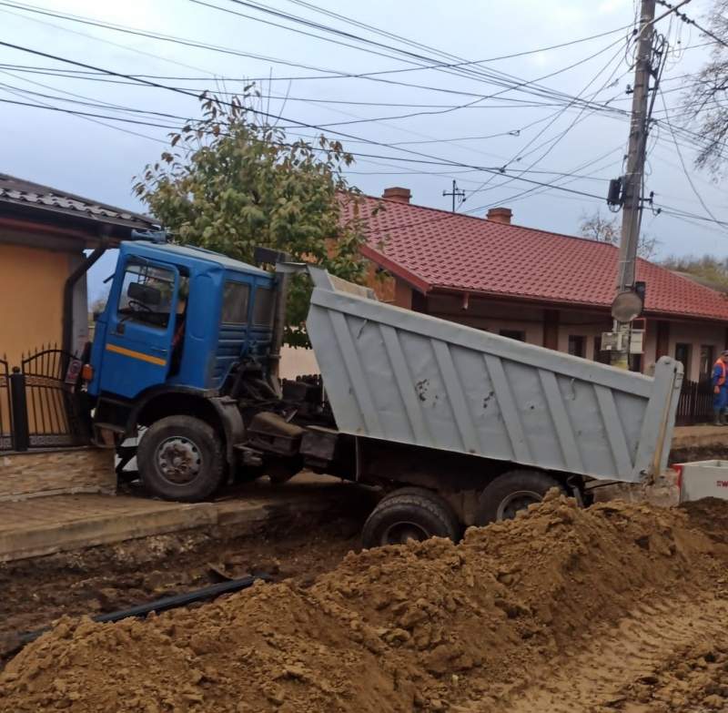 Accident cumplit în județul Botoșani, după ce o basculantă, un buldoescavator și două mașini s-au ciocnit. Au fost distruse gardul și peretele unei case / FOTO