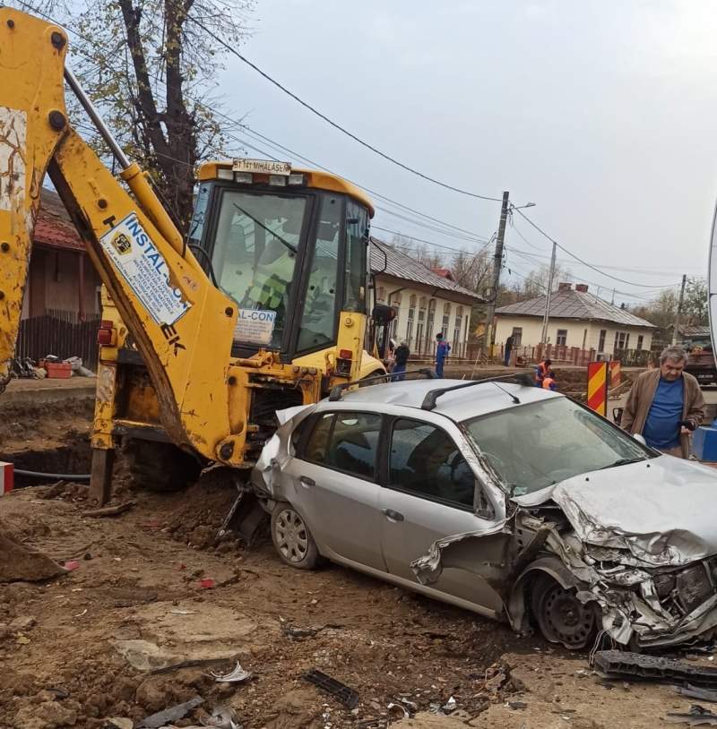 Accident cumplit în județul Botoșani, după ce o basculantă, un buldoescavator și două mașini s-au ciocnit. Au fost distruse gardul și peretele unei case / FOTO