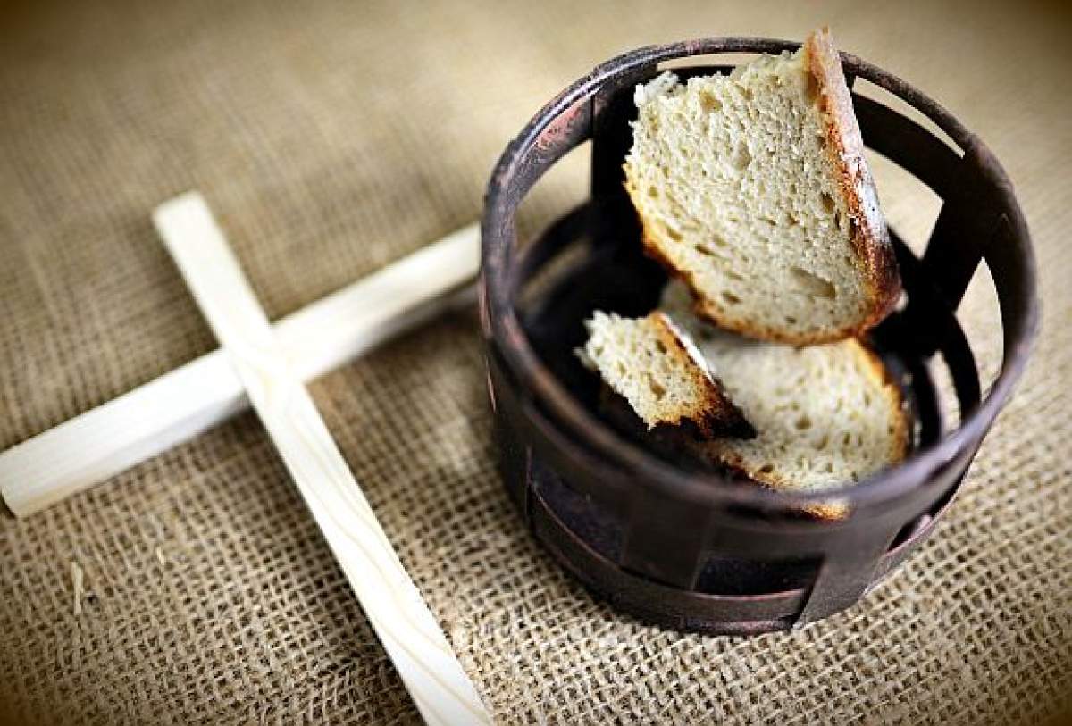 Pâine si cruce din lemn pe masa Postul Craciunului este unul dintre cele mai importante din cele 4 ale anului