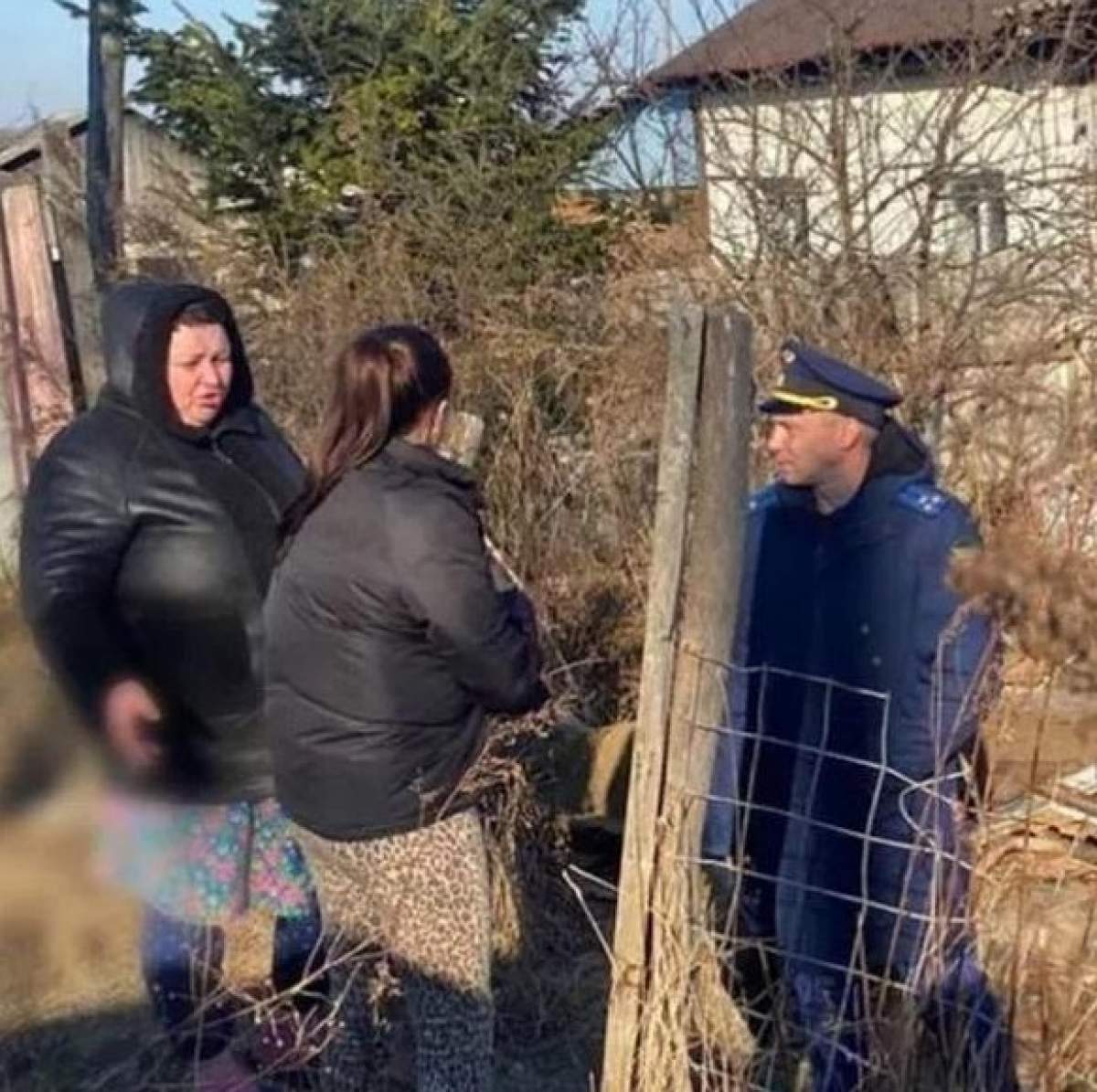 familia și poliția la poarta femeii