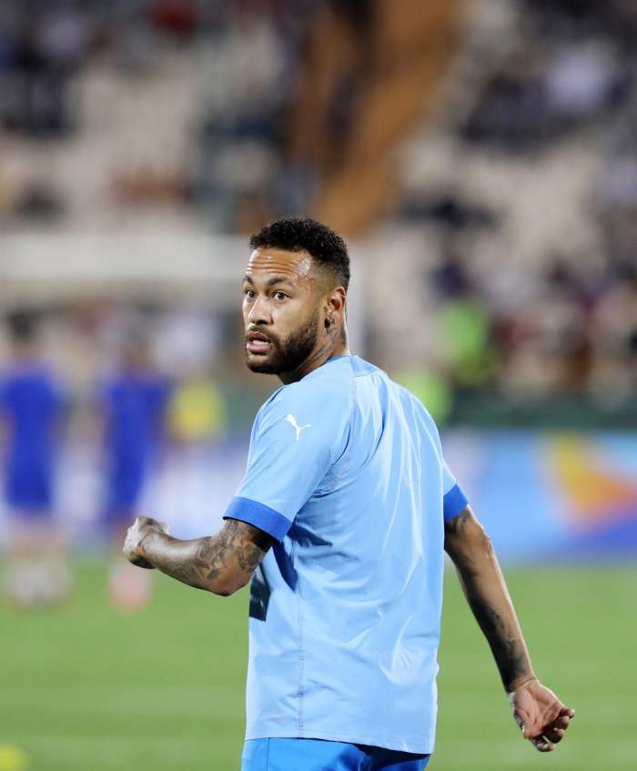 Neymar îmbrăcat în echipament albastru