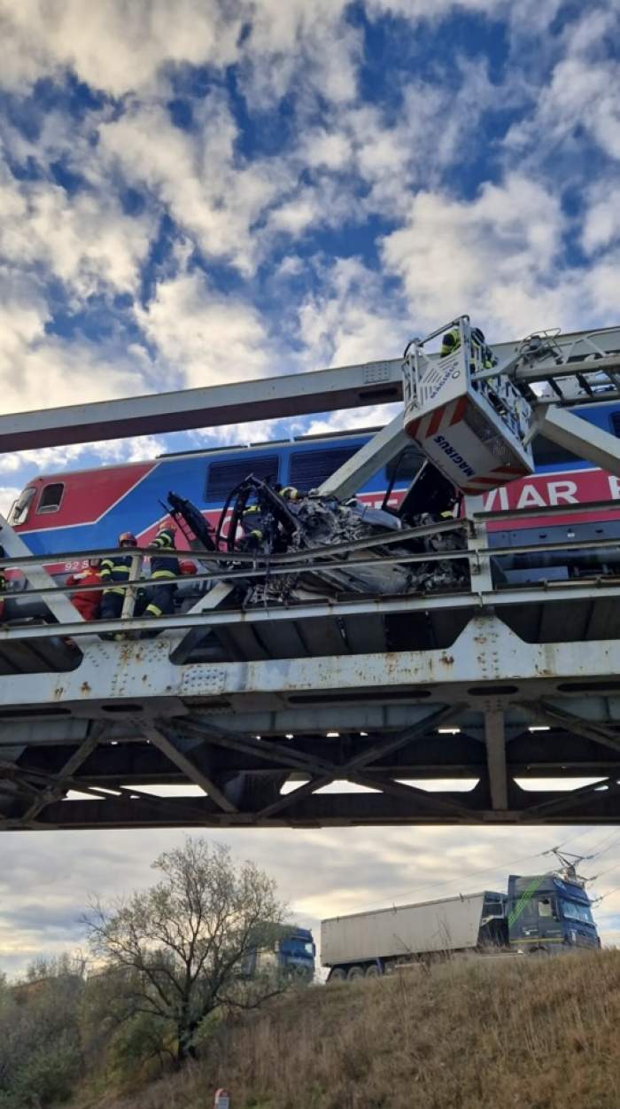 O maşină condusă de un șofer de 35 de ani a fost strivită de un tren