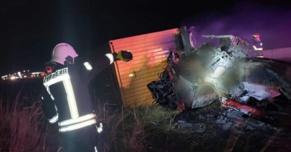 În urma impactului dintre două tiruri, un şofer a murit ars de viu în propria cabină