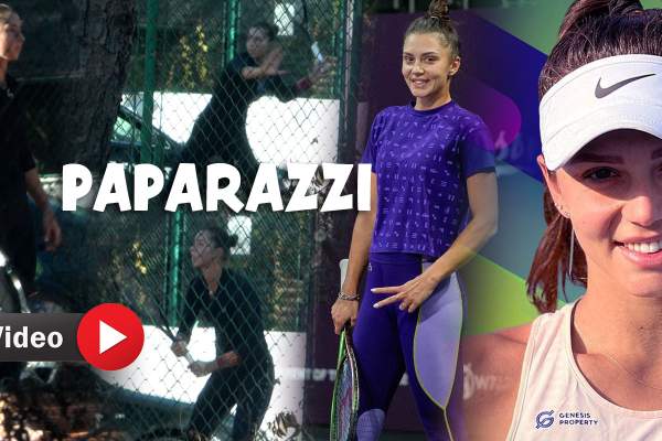 Jaqueline Cristian, atentă la toate sfaturile antrenorului atunci când este pe terenul de tenis. Sportiva se antrenează din greu pentru că vrea să ajungă numărul 1 / PAPARAZZI