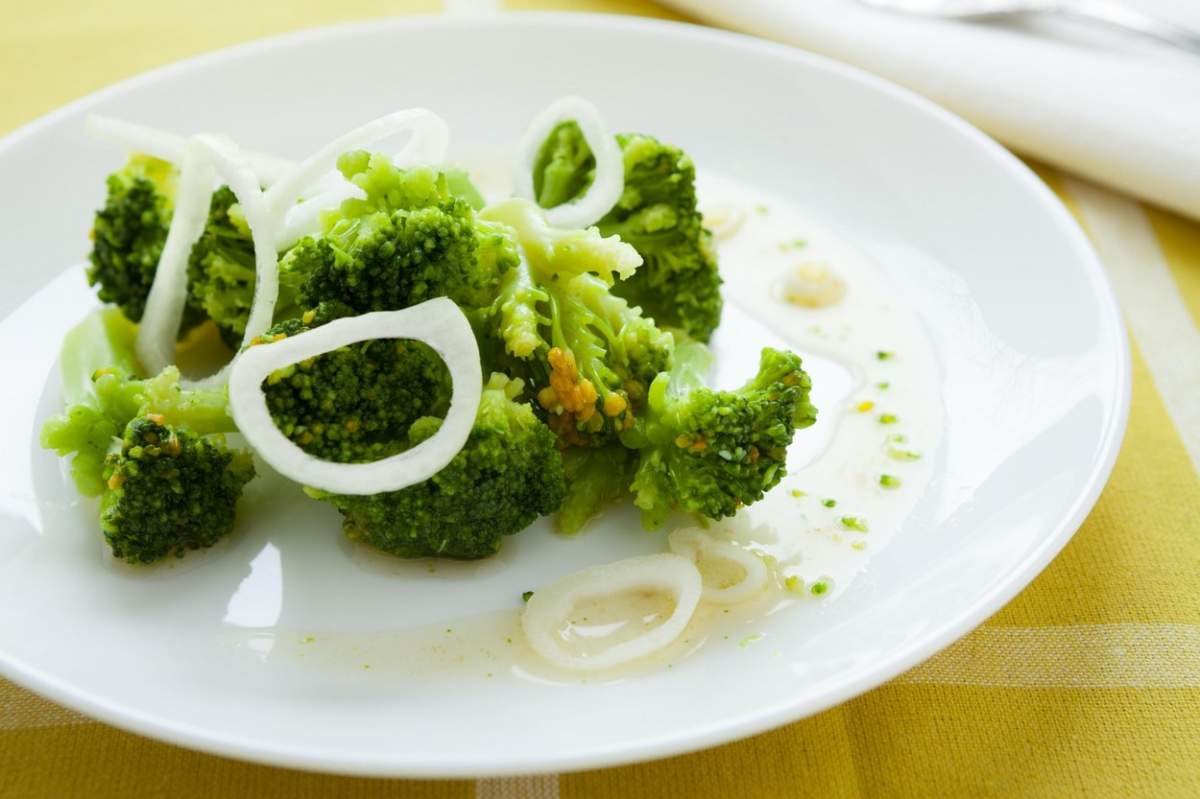 Broccoli fiert pe o farfurie