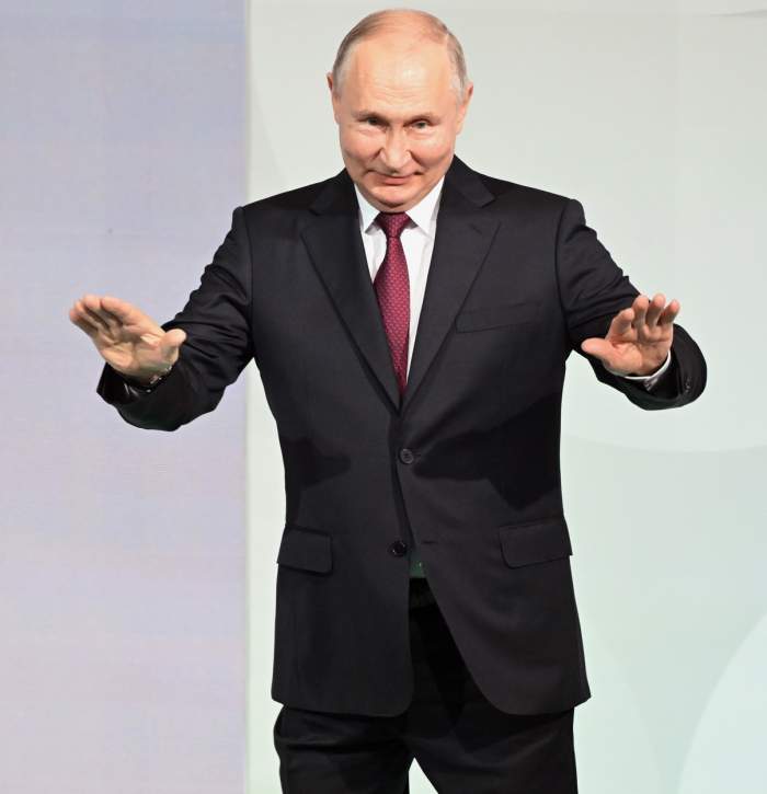 Vladimir Putin îmbrăcat în costum
