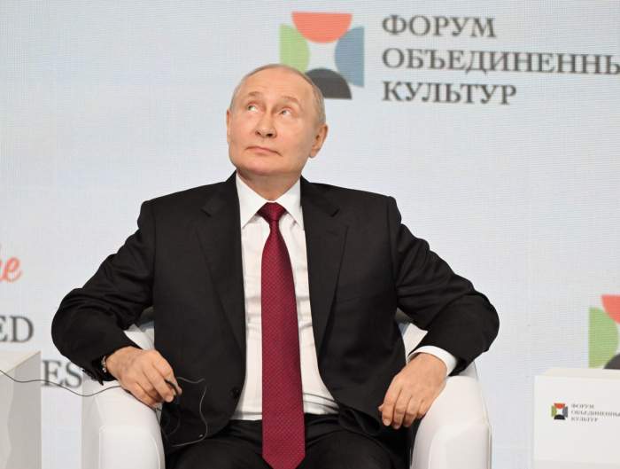 Vladimir Putin îmbrăcat în costum