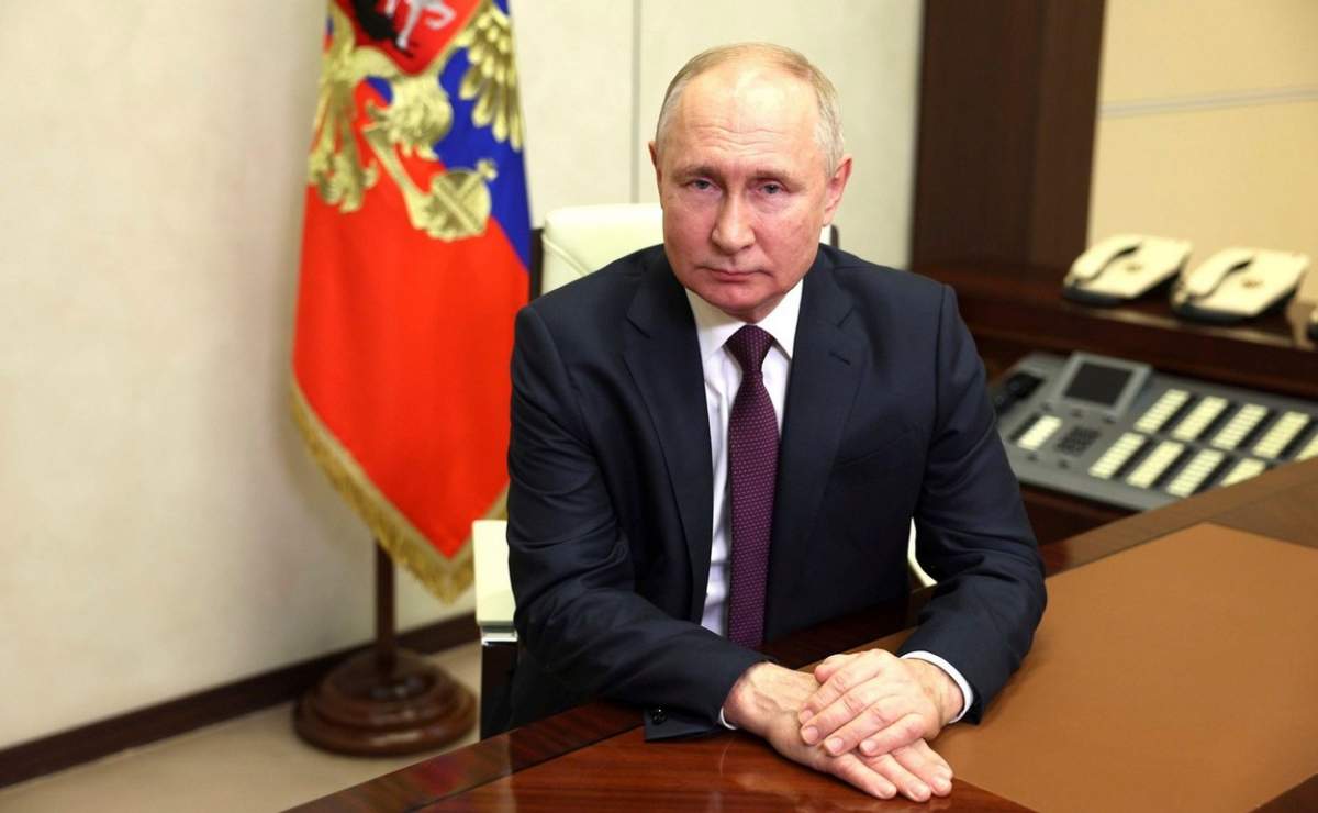 Vladimir Putin în costum negru