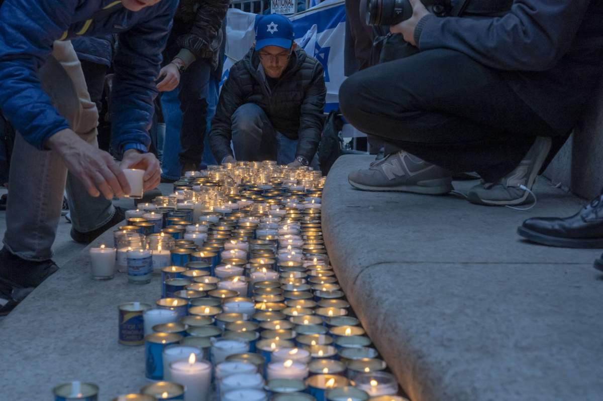 lumanari aprinse pentru victimele atacurilor teroriste din Israel