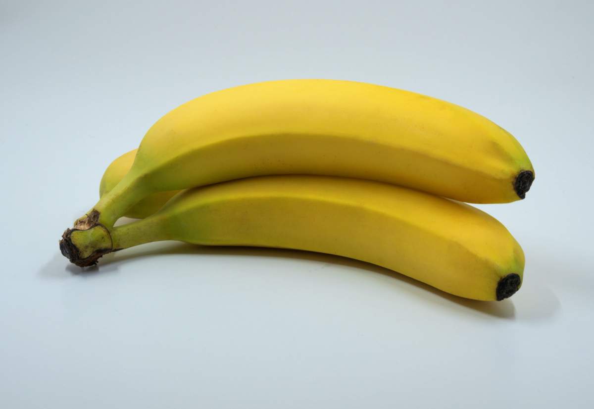 două banane